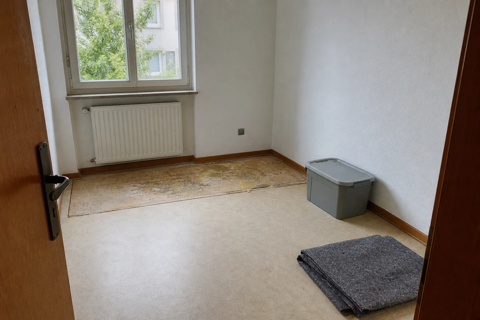 Zur Spezialreinigung vorbereiteter Raum mit entferntem belastetem Bodenbereich